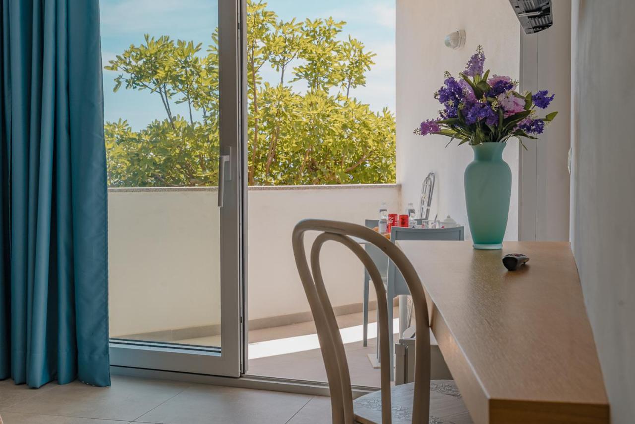 Rooms, Affittacamere Maksim Golfo Aranci Buitenkant foto